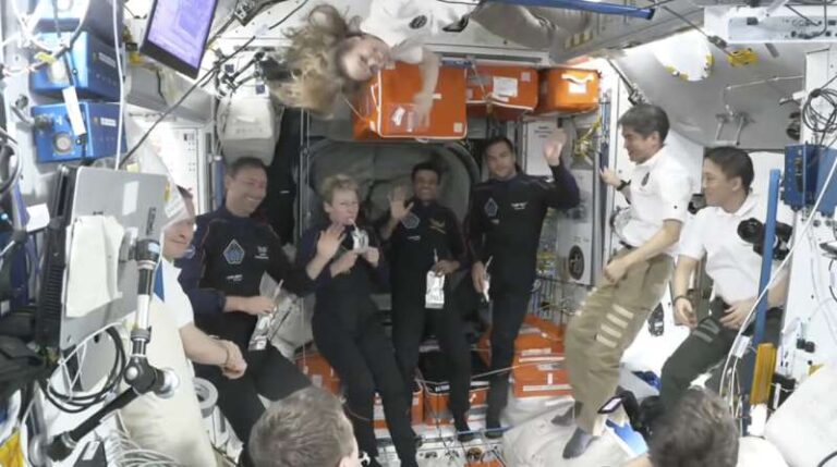 Na fotografiji koju je objavila NASA, snimljenoj 26. lipnja 2025. na Međunarodnoj svemirskoj postaji, s lijeva na desno vide se: Slawosz Uznanski-Wisniewski iz Poljske, Peggy Whitson iz Axiom Spacea, Shubhanshu Shukla iz Indije i Tibor Kapu iz Mađarske. Foto: NASA