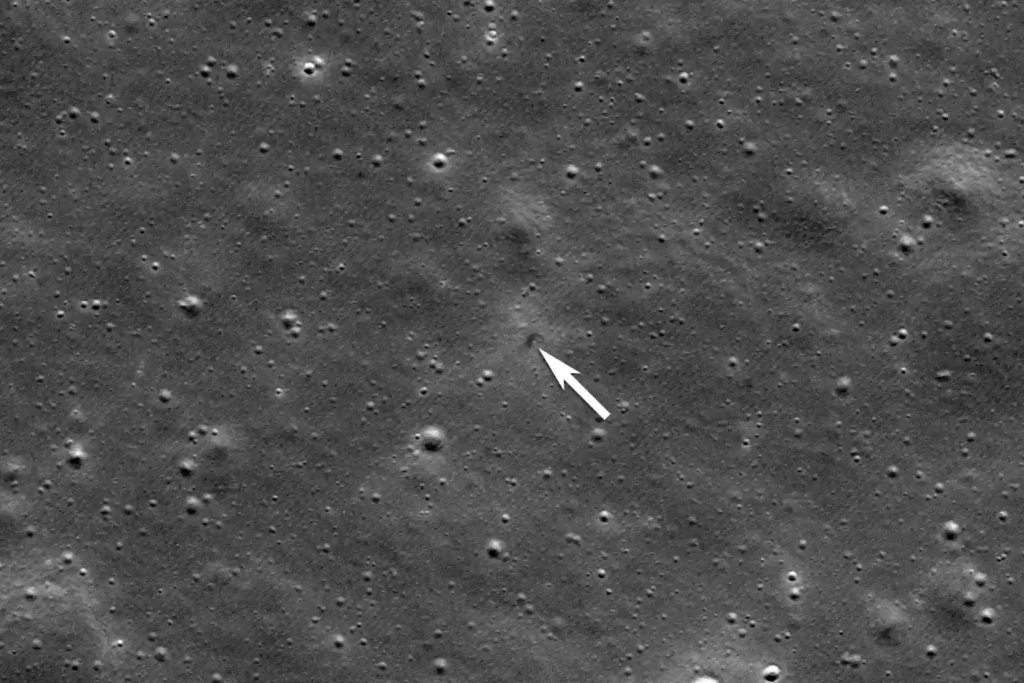 Ova fotografija NASA-e, snimljena 11. lipnja 2025. kamerom Lunar Reconnaissance Orbitera, prikazuje mjesto udara japanskog landera Resilience, označeno strelicom. Foto: NASA/Goddard/Arizona State University.