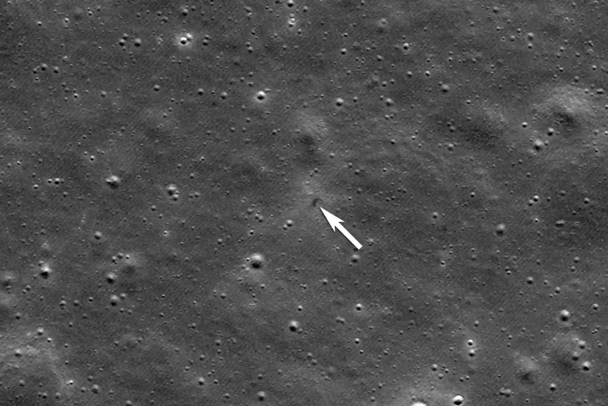 Ova fotografija NASA-e, snimljena 11. lipnja 2025. kamerom Lunar Reconnaissance Orbitera, prikazuje mjesto udara japanskog landera Resilience, označeno strelicom. Foto: NASA/Goddard/Arizona State University.