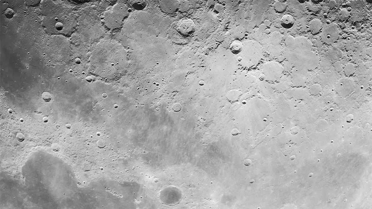 Mare Frigoris snimljen kamerom Lunar Orbitera 4 – tamna regija koja se proteže od gornjeg lijevog kuta kadra. Foto: James Stuby, obrada prema NASA-inom izvorniku (CC0 1.0 Universal).