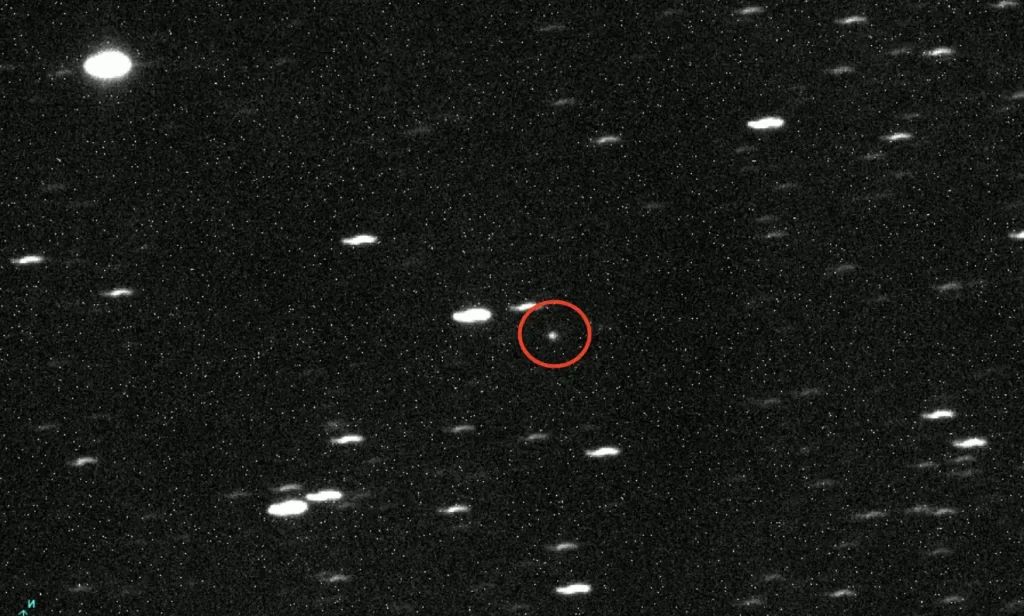 A11pl3Z snimljen s promatračkog programa Deep Random Survey u Čileu. Teleskop prati svemirskog uljeza, pa zvijezde na ekspozicijama od 600 sekundi izgledaju razvučeno. Foto: K. Ly (@astrafoxen) / Deep Random Survey