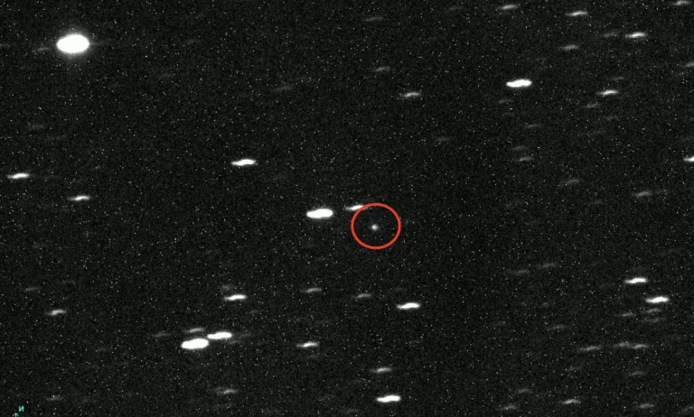 A11pl3Z snimljen s promatračkog programa Deep Random Survey u Čileu. Teleskop prati svemirskog uljeza, pa zvijezde na ekspozicijama od 600 sekundi izgledaju razvučeno. Foto: K. Ly (@astrafoxen) / Deep Random Survey
