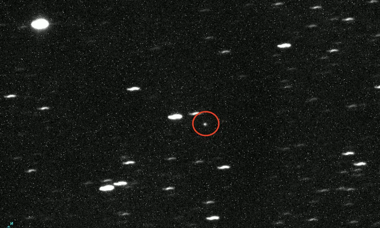 A11pl3Z snimljen s promatračkog programa Deep Random Survey u Čileu. Teleskop prati svemirskog uljeza, pa zvijezde na ekspozicijama od 600 sekundi izgledaju razvučeno. Foto: K. Ly (@astrafoxen) / Deep Random Survey