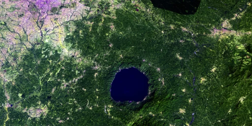 Jezero Bosumtwi prostire se na otprilike 49 km² i doseže dubinu od 380 metara (750 metara s naslagama sedimenta), dok krater u kojem se nalazi ima promjer veći od 10 kilometara. Izvor: Copernicus EU.