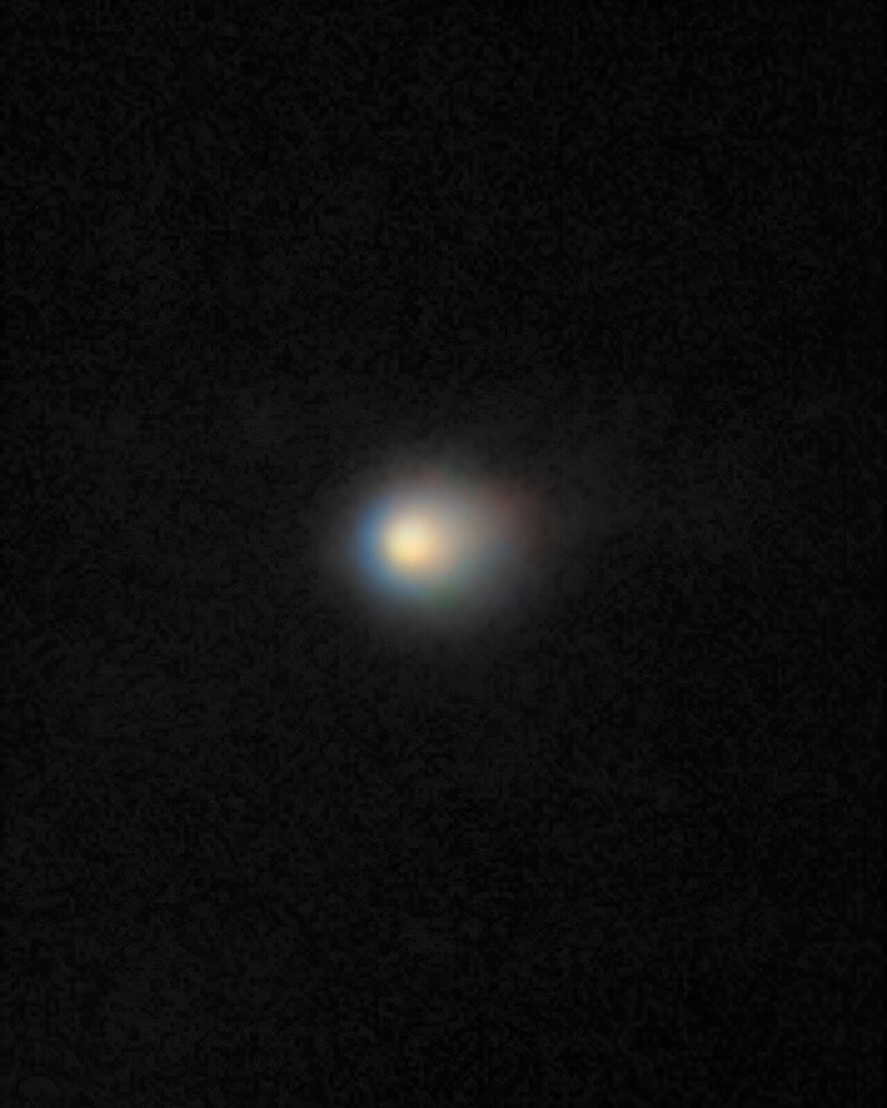 Komet 3I/ATLAS zabilježen je na ovoj snimci teleskopom Gemini North. Iznimna osjetljivost spektrografa GMOS-N (Gemini Multi-Object Spectrograph) otkriva kompaktnu komu kometa — oblak plinova i prašine koji okružuje njegovu ledenu jezgru.Izvor: International Gemini Observatory/NOIRLab/NSF/AURA/K. Meech (IfA/Sveučilište Hawaii) Obrada slike: Jen Miller i Mahdi Zamani (NSF NOIRLab)