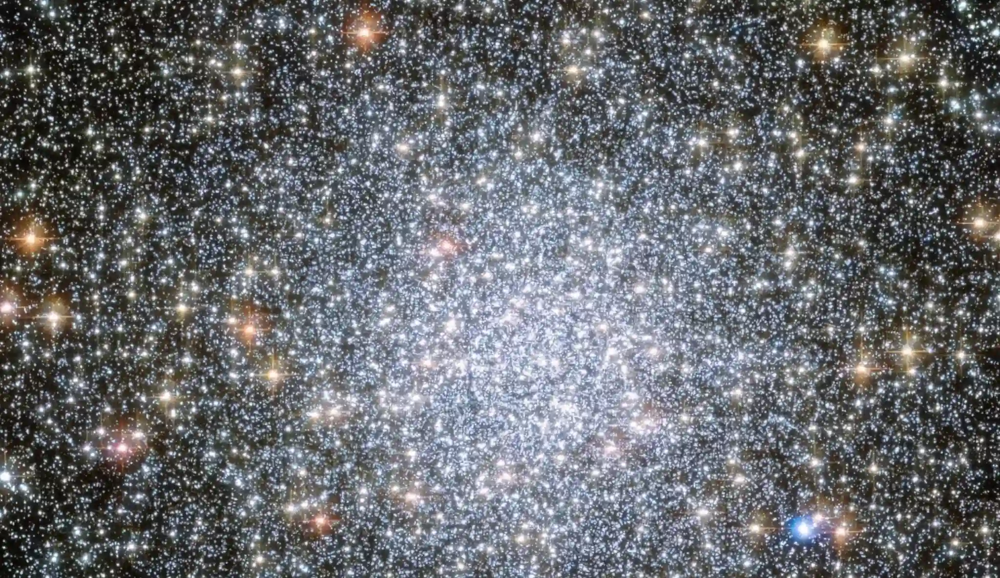 47 Tucanae drugi je najsvjetliji kuglasti skup u Mliječnoj stazi, a sadrži milijune zvijezda. Njegova jezgra izrazito je mala i vrlo sjajna, što čini razlikovanje pojedinačnih zvijezda u tom području zahtjevnim testom za Opservatorij Vera Rubin. Izvor: NASA, ESA i Hubbleova nasljeđena suradnja (STScI/AURA) – ESA/Hubble; zahvaljuju se J. Macku (STScI) i G. Piottu (Sveučilište u Padovi, Italija).