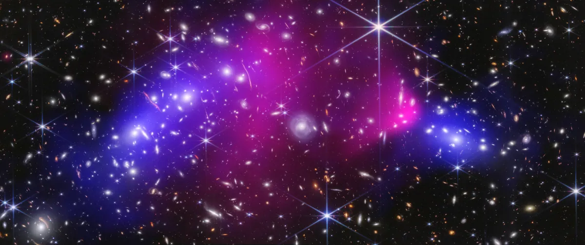 Plavi halo prikazuje raspodjelu tamne tvari, dok ružičasti označava plin koji je usporen tijekom prolaska dviju skupina jedna kroz drugu. Naslov fotografije: NASA, ESA, CSA, STScI, CXC, James Jee (Sveučilište Yonsei / UC Davis), Sangjun Cha (Sveučilište Yonsei), Kyle Finner (Caltech/IPAC)