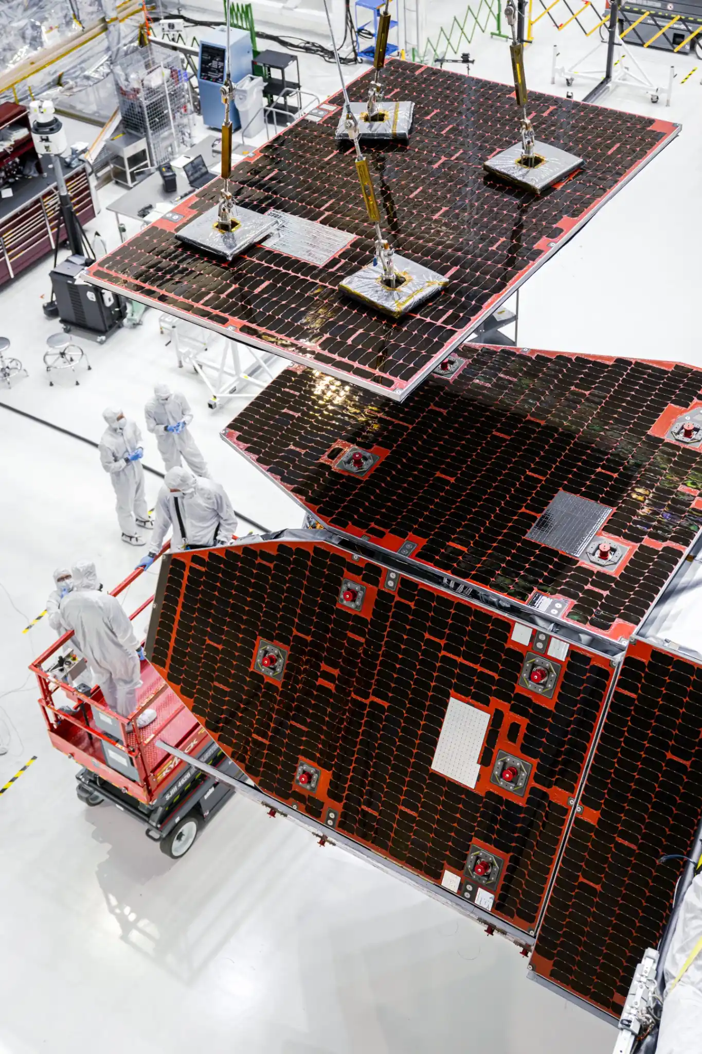 Tehničari su postavili solarne panele na vanjski dio NASA-inog Svemirskog teleskopa Nancy Grace Roman. Do kraja godine planiraju spojiti obje polovice i dovršiti cijeli teleskopski sustav.Izvor: NASA / Sydney Rohde