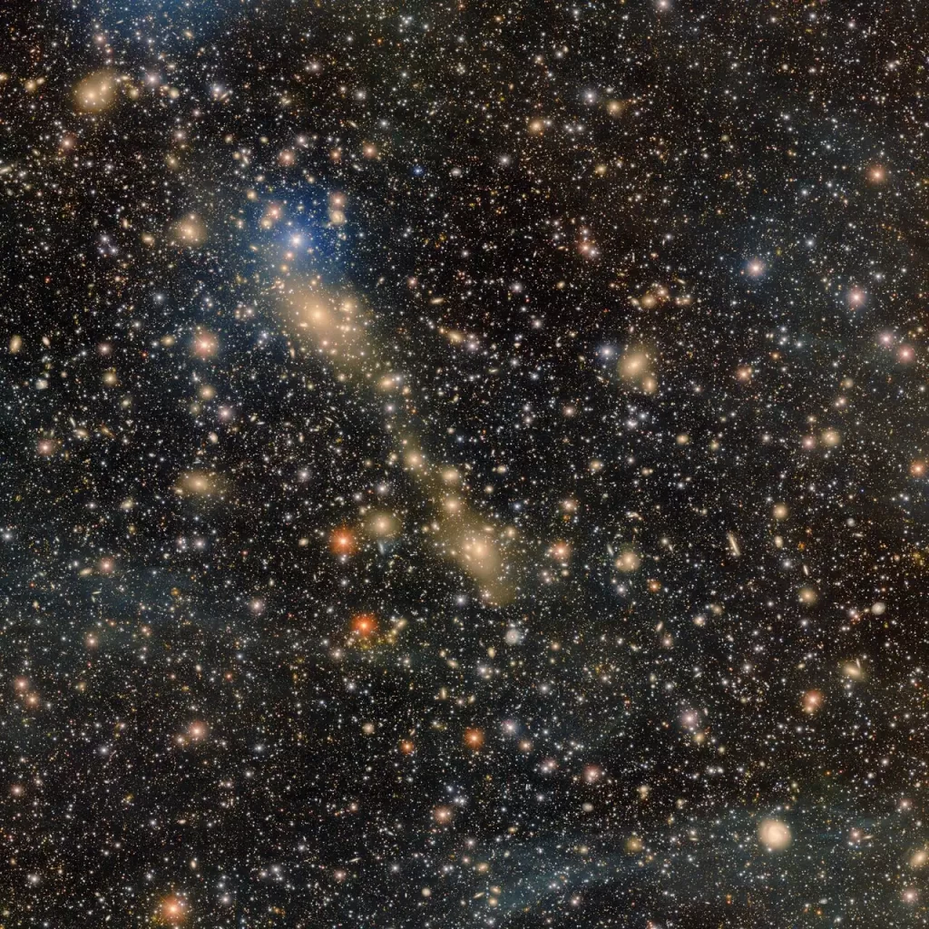 Galaktička skupina Abell 3667 — u kojoj je u tijeku aktivno spajanje — prikazana je na ovoj snimci sastavljenoj iz više od 28 sati promatranja kamerom Dark Energy Camera visoke rezolucije od 570 megapiksela, koju je izradilo američko Ministarstvo energetike. Kamera je postavljena na 4-metarski teleskop Víctor M. Blanco u opservatoriju Cerro Tololo u Čileu, u sklopu programa NOIRLab Nacionalne zaklade za znanost (NSF). Izvor: CTIO/NOIRLab/NSF/AURA