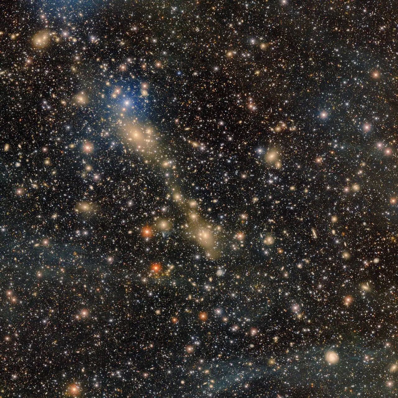 Galaktička skupina Abell 3667 — u kojoj je u tijeku aktivno spajanje — prikazana je na ovoj snimci sastavljenoj iz više od 28 sati promatranja kamerom Dark Energy Camera visoke rezolucije od 570 megapiksela, koju je izradilo američko Ministarstvo energetike. Kamera je postavljena na 4-metarski teleskop Víctor M. Blanco u opservatoriju Cerro Tololo u Čileu, u sklopu programa NOIRLab Nacionalne zaklade za znanost (NSF). Izvor: CTIO/NOIRLab/NSF/AURA