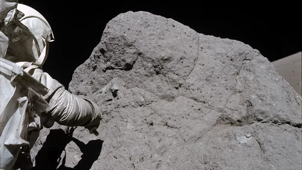 Harrison Schmitt prikuplja uzorke na Mjesecu. Izvor fotografije: NASA/JSC/ASU.