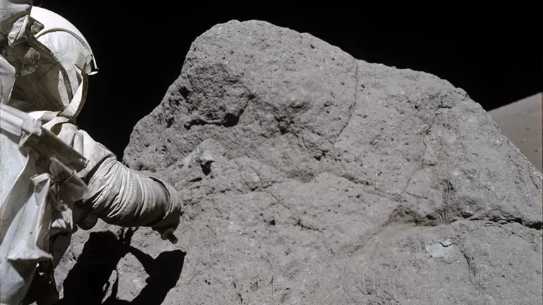 Harrison Schmitt prikuplja uzorke na Mjesecu. Izvor fotografije: NASA/JSC/ASU.