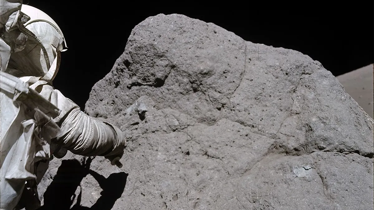Harrison Schmitt prikuplja uzorke na Mjesecu. Izvor fotografije: NASA/JSC/ASU.