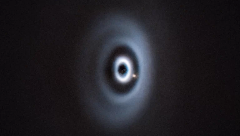 Mlad planet koji se probija kroz svoju prašnjavu kolijevku dok kruži oko matične zvijezde. Ovu je snimku, pomoću teleskopa Very Large Telescope Europskog južnog opservatorija (ESO), zabilježio tim znanstvenika. Riječ je o prvom jasnom otkriću mladog planeta unutar diska s više prstenova. Izvor: ESO / R. van Capelleveen i sur.