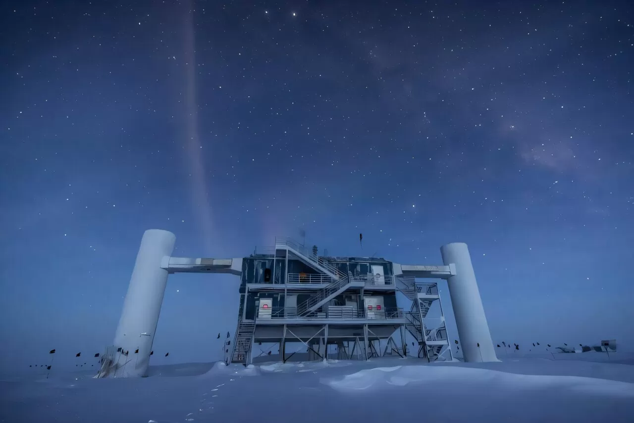 Laboratorij IceCube nalazi se u blizini postaje Amundsen–Scott na Južnom polu u Antarktici. Ondje se, primjerice, nalaze računala koja bilježe prikupljene podatke. Foto: Felipe Pedreros, IceCube/NSF.