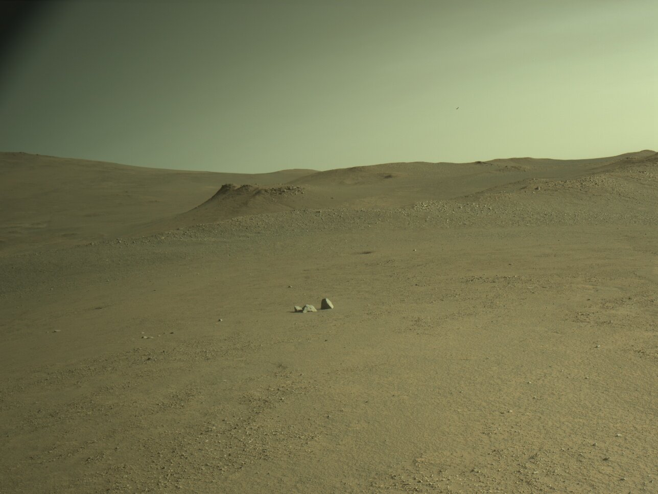 Rover Perseverance snimio je ovu fotografiju promatrajući Soroyu pomoću ugrađene lijeve navigacijske kamere (Navcam). Snimka je zabilježena 15. kolovoza 2025. (Sol 1595) u lokalno srednje solarno vrijeme 16:34:53. Izvor: NASA/JPL-Caltech.