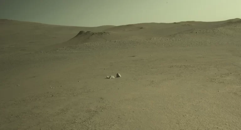 Rover Perseverance snimio je ovu fotografiju promatrajući Soroyu pomoću ugrađene lijeve navigacijske kamere (Navcam). Snimka je zabilježena 15. kolovoza 2025. (Sol 1595) u lokalno srednje solarno vrijeme 16:34:53. Izvor: NASA/JPL-Caltech.