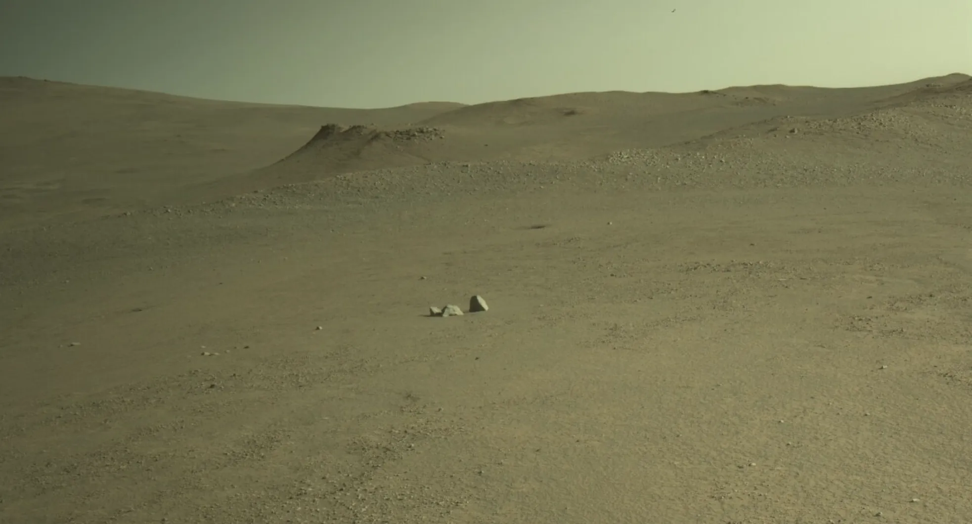 Rover Perseverance snimio je ovu fotografiju promatrajući Soroyu pomoću ugrađene lijeve navigacijske kamere (Navcam). Snimka je zabilježena 15. kolovoza 2025. (Sol 1595) u lokalno srednje solarno vrijeme 16:34:53. Izvor: NASA/JPL-Caltech.