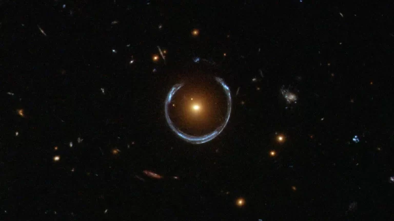 Cosmic Horseshoe je čudovište unutar čudovišta. Izvor fotografije: NASA/ESA/STScI.