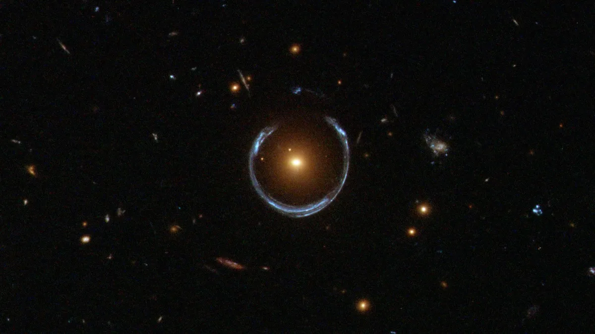 Cosmic Horseshoe je čudovište unutar čudovišta. Izvor fotografije: NASA/ESA/STScI.