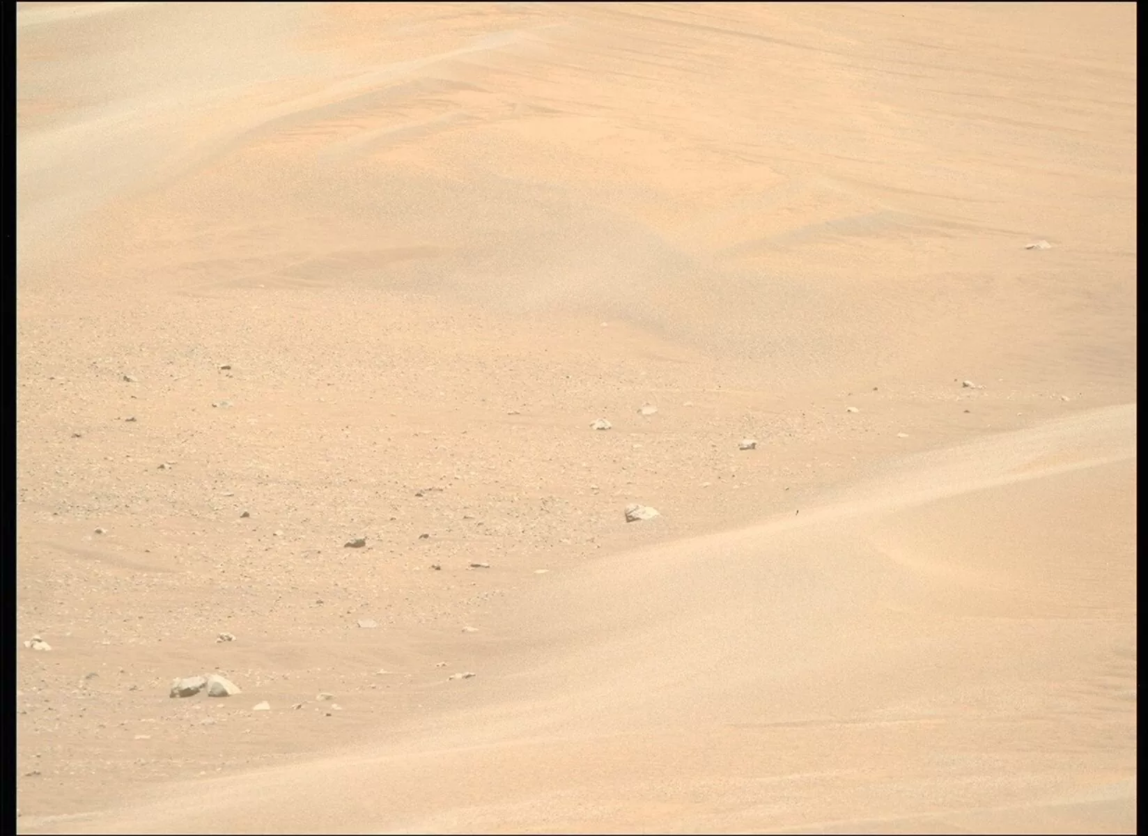 NASA-in rover Perseverance na Marsu snimio je ovu fotografiju neaktivnih pješčanih grebena na lokaciji “Kerrlaguna”, svojoj najnovijoj meti istraživanja, 13. kolovoza 2025. Snimka je zabilježena desnom kamerom Mastcam-Z, jednom od dviju kamera smještenih visoko na roveru, tijekom sol-a 1593 (1.593. marsovskog dana misije Mars 2020). Zasluge: NASA/JPL-Caltech/ASU.