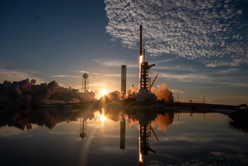 Zapanjujuća fotografija prikazuje lansiranje rakete Falcon 9 tvrtke SpaceX s tri satelita u svemir. Foto: SpaceX/X