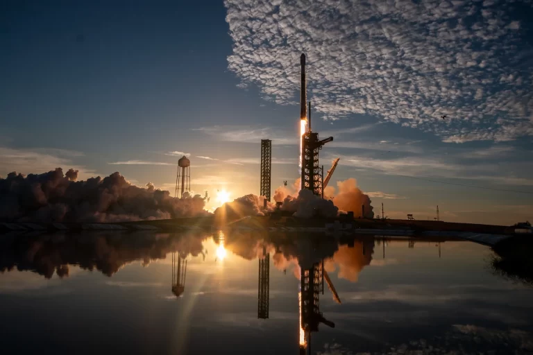 Zapanjujuća fotografija prikazuje lansiranje rakete Falcon 9 tvrtke SpaceX s tri satelita u svemir. Foto: SpaceX/X