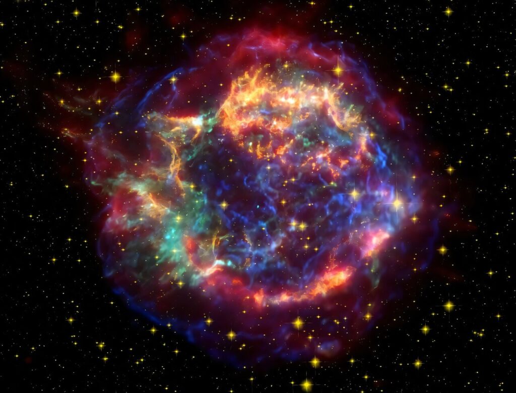 Ovo je kompozitna lažno obojena snimka Kasiopeje A, sastavljena od podataka svemirskih teleskopa Hubble i Spitzer te rendgenskog teleskopa Chandra. Izvor: NASA/JPL-Caltech.