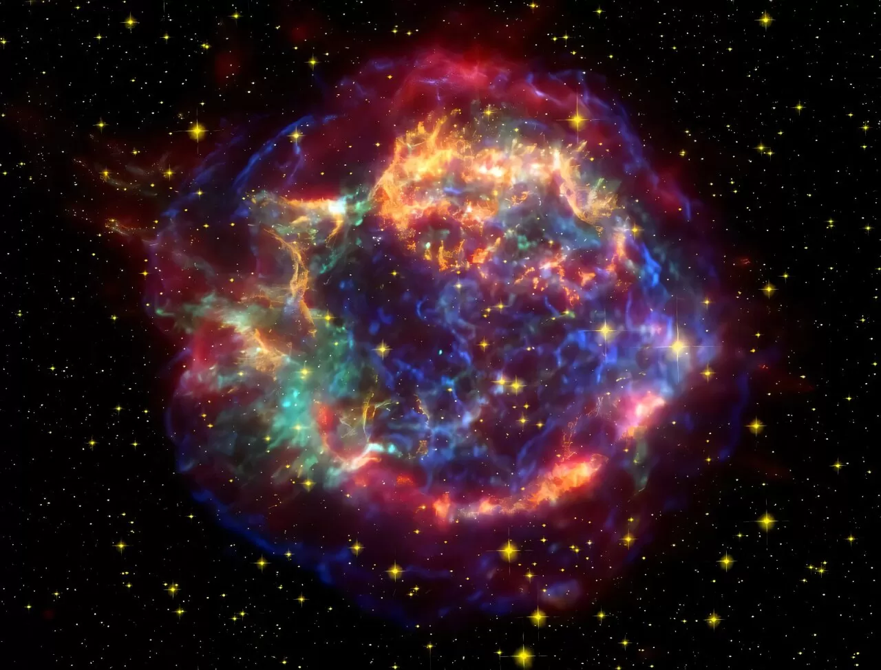 Ovo je kompozitna lažno obojena snimka Kasiopeje A, sastavljena od podataka svemirskih teleskopa Hubble i Spitzer te rendgenskog teleskopa Chandra. Izvor: NASA/JPL-Caltech.