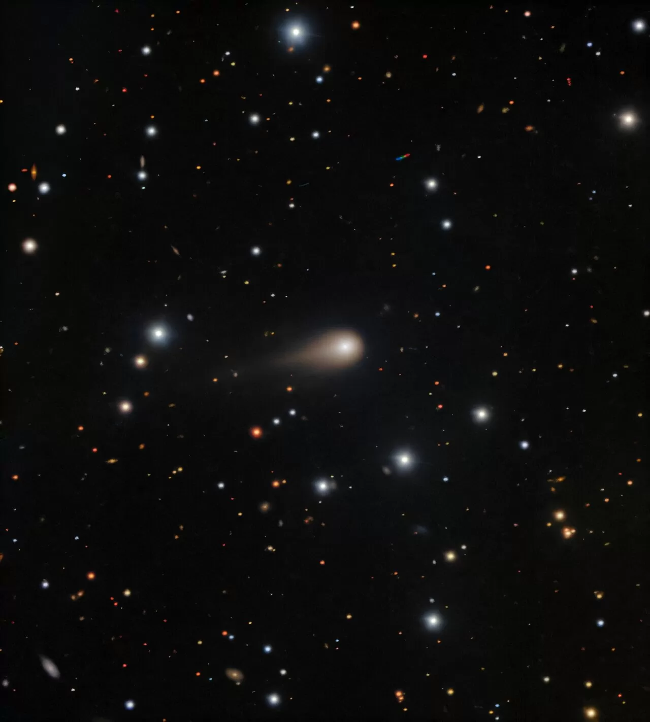 Komet 3I/ATLAS treći je potvrđeni međuplanetarni posjetitelj u Sunčevu sustavu. Tijekom snimanja ekspozicije su pratile gibanje kometa po nebu, a završna slika sastavljena je tako da zvijezde ostanu "zamrznute" na nebu, dok se komet jasno ističe u kretanju. Uz to su vidljivi i tragovi dvaju asteroida koji se gibaju različito od kometa. Zasluge: International Gemini Observatory / NOIRLab / NSF / AURA / Shadow the Scientist.