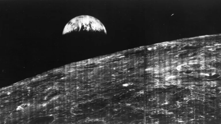 Prvi pogled na Zemlju zabilježen letjelicom u blizini Mjeseca snimljen je 23. kolovoza 1966. godine. (Izvor: NASA)
