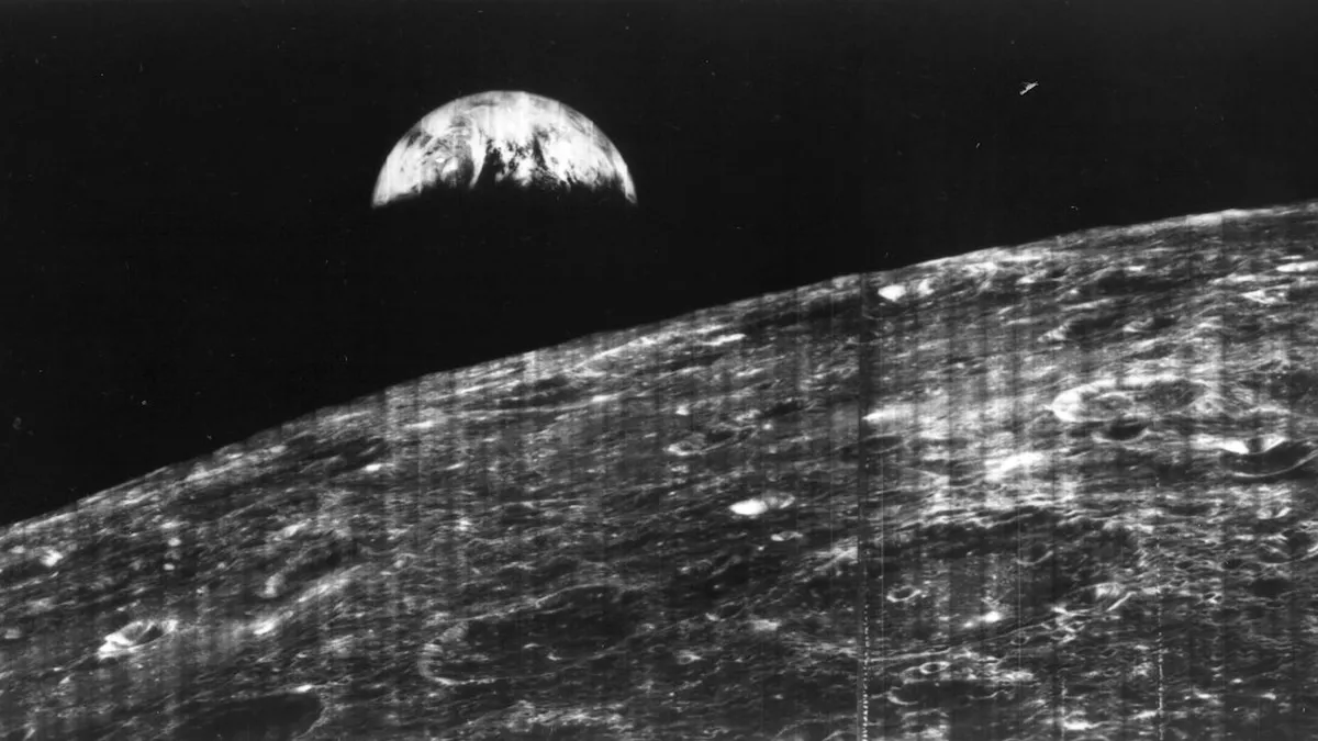 Prvi pogled na Zemlju zabilježen letjelicom u blizini Mjeseca snimljen je 23. kolovoza 1966. godine. (Izvor: NASA)