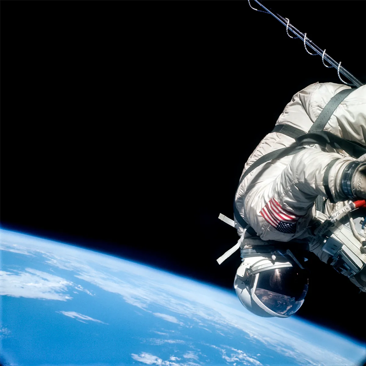 Buzz Aldrin drži se za svoju letjelicu dok kruži oko Zemlje. Izvor: NASA / ASU / Andy Saunders.