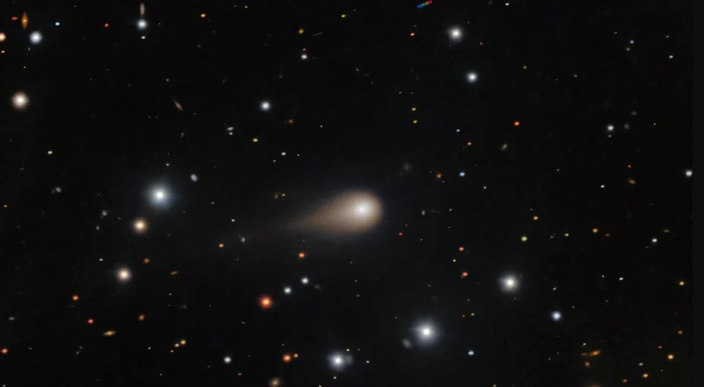 Duboka snimka međuplanetarnog kometa 3I/ATLAS, snimljena instrumentom Gemini Multi-Object Spectrograph (GMOS) na teleskopu Gemini South na vrhu Cerro Pachón u Čileu – jednom od dvaju teleskopa Međunarodnog opservatorija Gemini, koji djelomično financira Američka nacionalna zaklada za znanost (NSF), a upravlja njime NSF NOIRLab. Zasluge: International Gemini Observatory / NOIRLab / NSF / AURA / Shadow the Scientist.