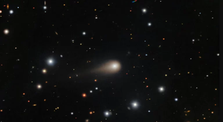 Duboka snimka međuplanetarnog kometa 3I/ATLAS, snimljena instrumentom Gemini Multi-Object Spectrograph (GMOS) na teleskopu Gemini South na vrhu Cerro Pachón u Čileu – jednom od dvaju teleskopa Međunarodnog opservatorija Gemini, koji djelomično financira Američka nacionalna zaklada za znanost (NSF), a upravlja njime NSF NOIRLab. Zasluge: International Gemini Observatory / NOIRLab / NSF / AURA / Shadow the Scientist.