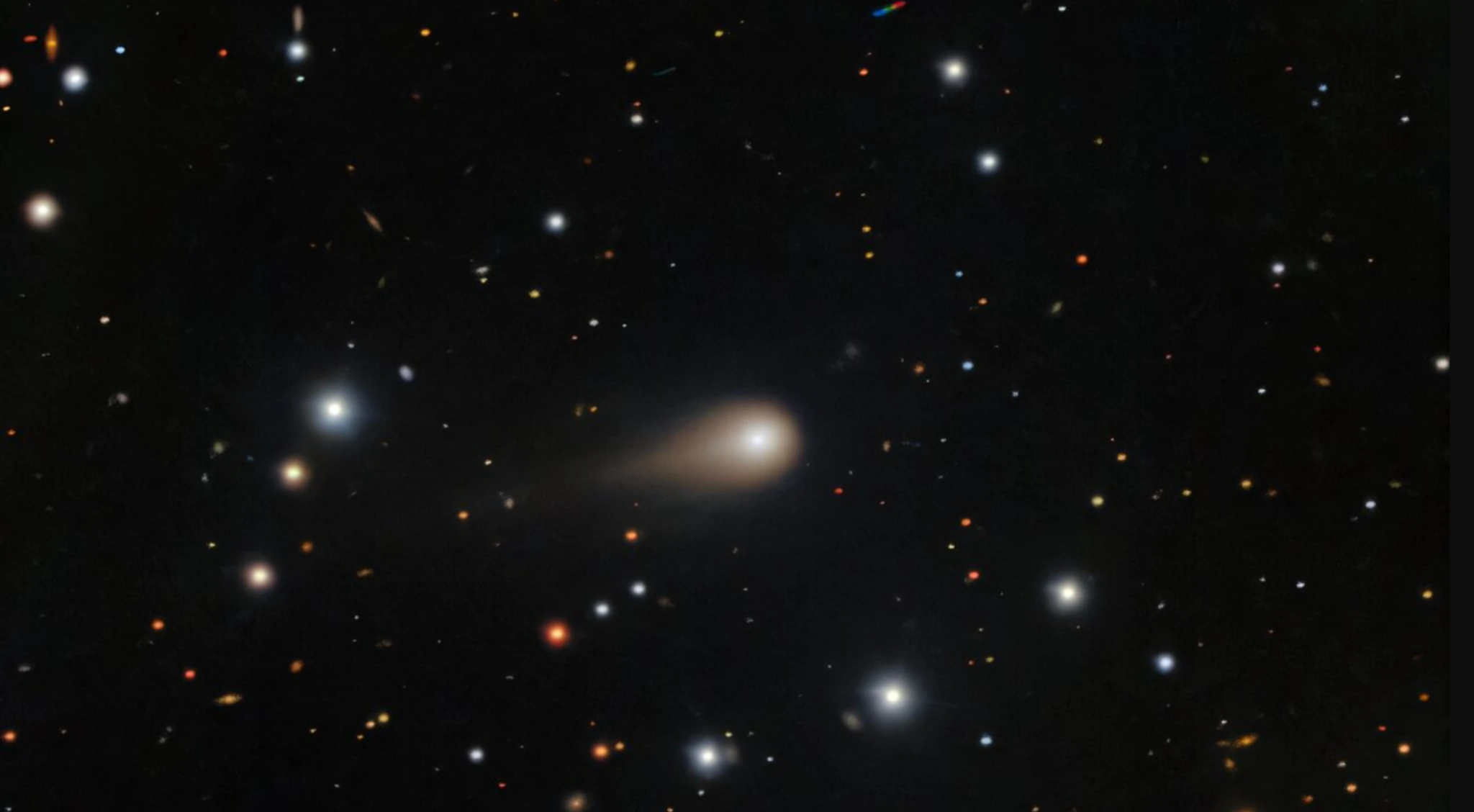 Duboka snimka međuplanetarnog kometa 3I/ATLAS, snimljena instrumentom Gemini Multi-Object Spectrograph (GMOS) na teleskopu Gemini South na vrhu Cerro Pachón u Čileu – jednom od dvaju teleskopa Međunarodnog opservatorija Gemini, koji djelomično financira Američka nacionalna zaklada za znanost (NSF), a upravlja njime NSF NOIRLab. Zasluge: International Gemini Observatory / NOIRLab / NSF / AURA / Shadow the Scientist.