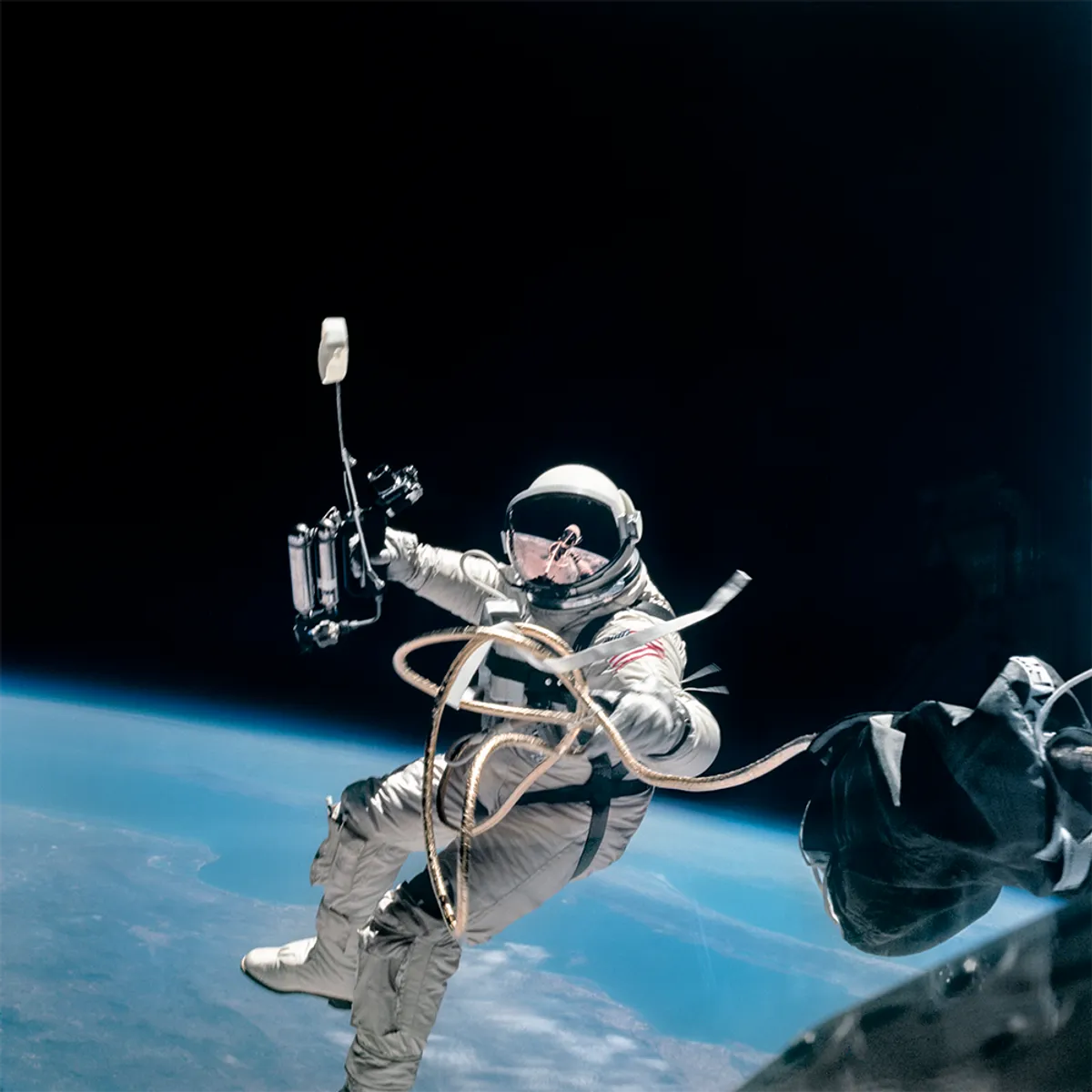 Ed White tijekom prve američke šetnje svemirom, 3. lipnja 1965.Izvor: NASA / ASU / Andy Saunders.