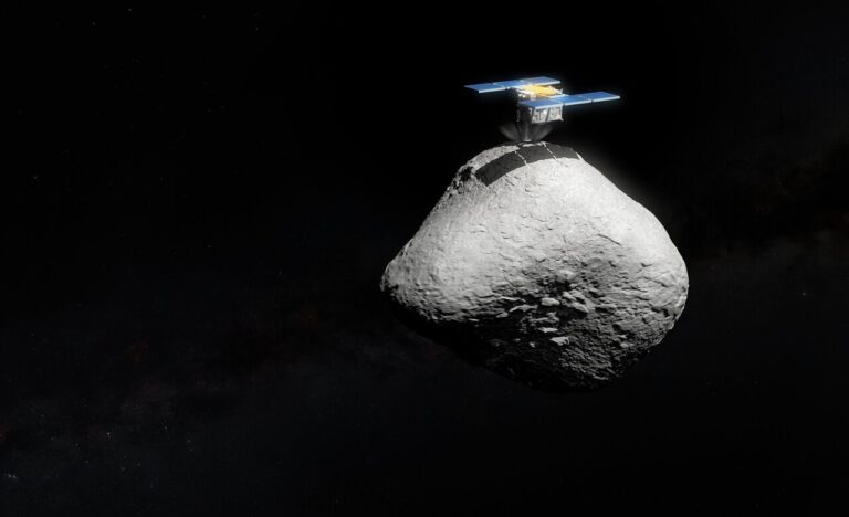 Umjetnička ilustracija japanske svemirske misije Hayabusa2 pri dodiru površine asteroida 1998 KY26. Nova opažanja pomoću Vrlo velikog teleskopa (VLT) Europskog južnog opservatorija pokazala su da asteroid 1998 KY26 ima promjer od samo 11 metara, gotovo tri puta manji od ranijih procjena, te da se oko svoje osi okrene jednom u pet minuta – znatno brže nego što se očekivalo. Na slici je prikazana ažurirana usporedba veličine između asteroida i letjelice. Izvor: ESO/M. Kornmesser. Asteroid: T. Santana-Ros i sur. Model Hayabusa2: SuperTKG (CC-BY-SA).
