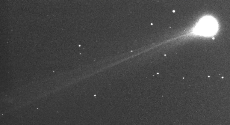 Slika novog sjajnog kometa C/2025 R2 (SWAN) snimljena teleskopom iTelescope.net T59 (reflektor promjera 0,51 m, f/6,8 + CCD) smještenim u zvjezdarnici Siding Spring u Australiji. Zasluge: Filipp Romanov.
