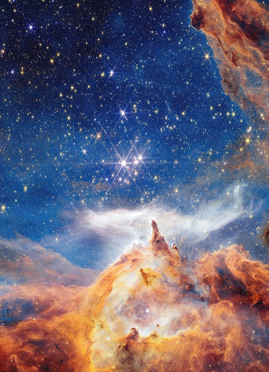Svemirski teleskop James Webb snimio je ovaj prizor stvaranja zvijezda u skupu Pismis 24, mladom zvjezdanom skupu udaljenom oko 5.500 svjetlosnih godina u zviježđu Škorpiona. Ovo područje jedno je od najvažnijih za proučavanje svojstava vrućih mladih zvijezda i njihove evolucije.Izvor: NASA, ESA, CSA, STScI; obrada slike: A. Pagan (STScI)
