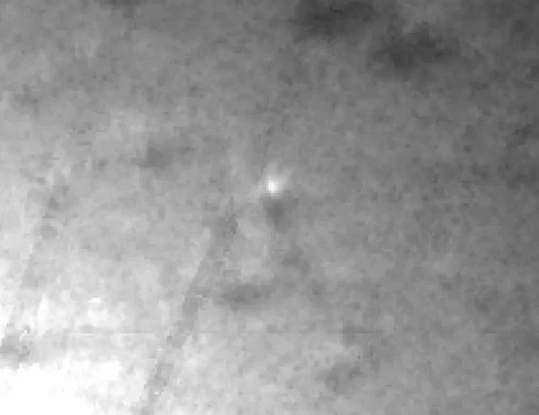 Snimka objekta 3I/ATLAS koju je zabilježila konstelacija satelita PUNCH, nastala kombiniranjem svih kadrova snimljenih filtrom centriranim na valnu duljinu od 0,550 mikrometara, 27. listopada 2025. (Izvor: Dan Fischer, Kevin Walsh i Marshall Eubanks)