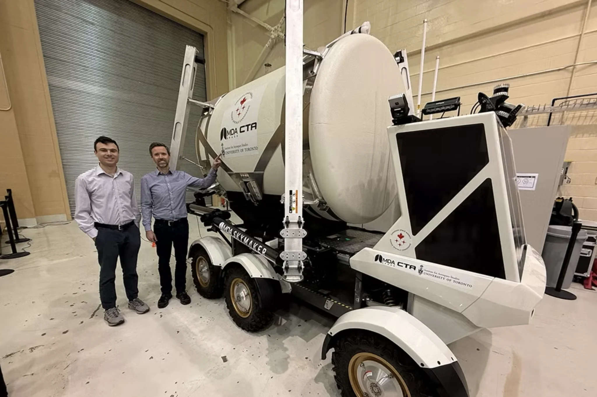 Doktorand Alec Krawciw (lijevo) i profesor Tim Barfoot stoje pokraj kanadskog rovera Lunar Exploration Light Rover nakon terenskog testiranja 2024. godine (fotografija: Tim Barfoot).
