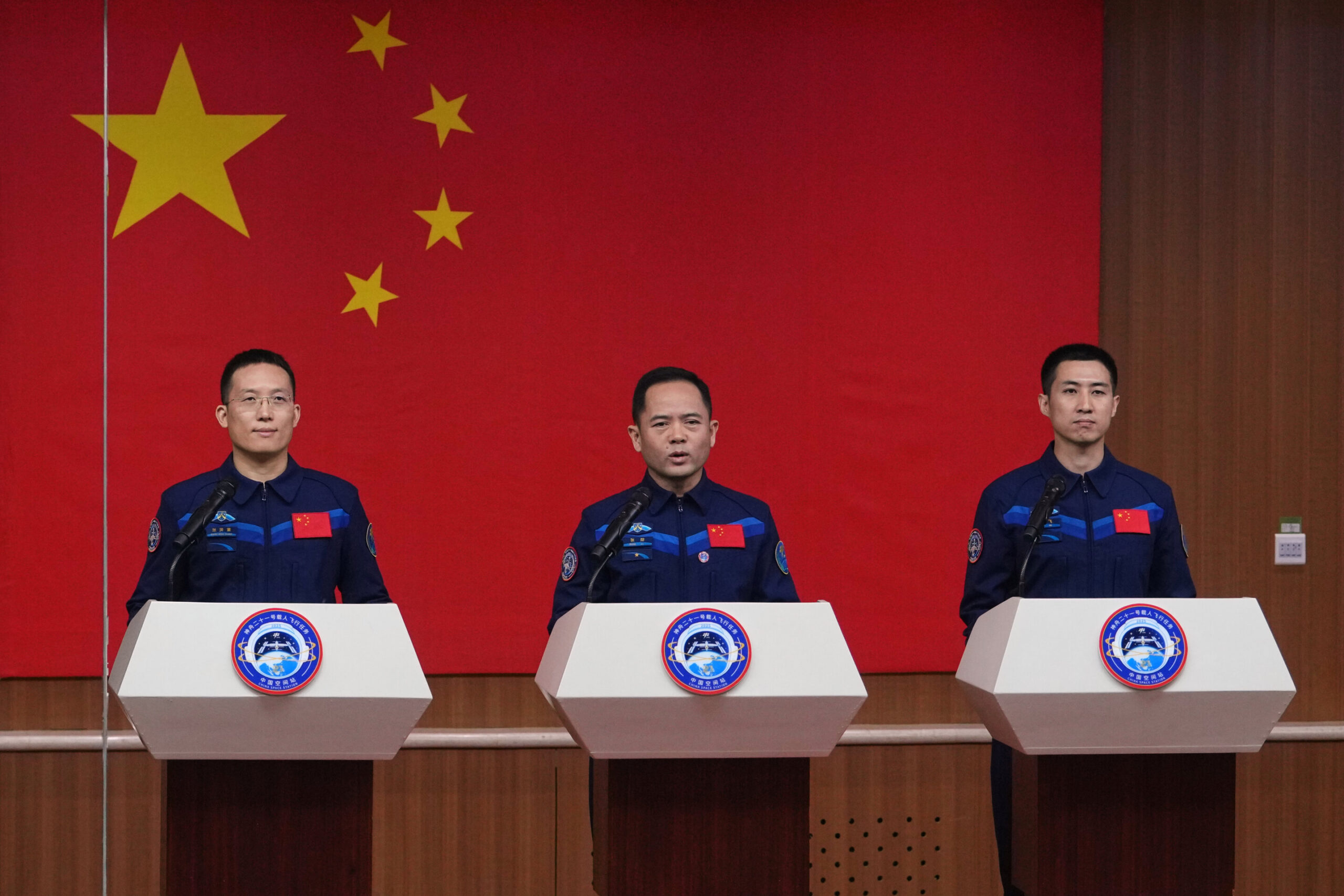 Astronauti misije Shenzhou 21 – slijeva: Zhang Hongzhang, Zhang Lu i Wu Fei – sudjeluju na susretu s novinarima u Satelitskom lansirnom centru Jiuquan, na sjeverozapadu Kine, u četvrtak, 30. listopada 2025. Foto: AP / Andy Wong