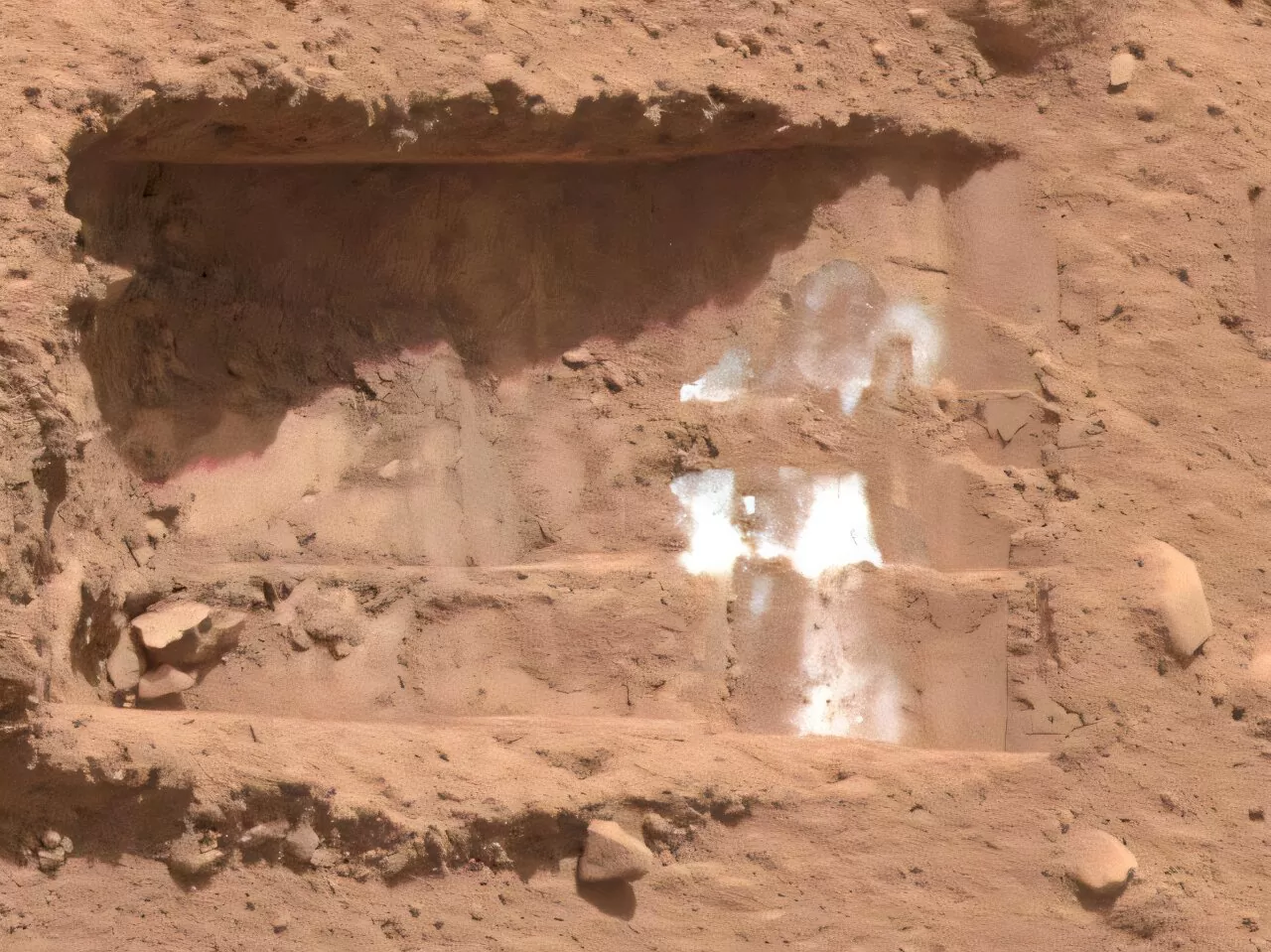 NASA-ina misija Phoenix iz 2008. bila je prva koja je iskopala i snimila led – prikazan na ovoj fotografiji – u području Marsa koje odgovara arktičkom pojasu na Zemlji. Zasluge: NASA/JPL-Caltech/Sveučilište u Arizoni/Texas A&M University.