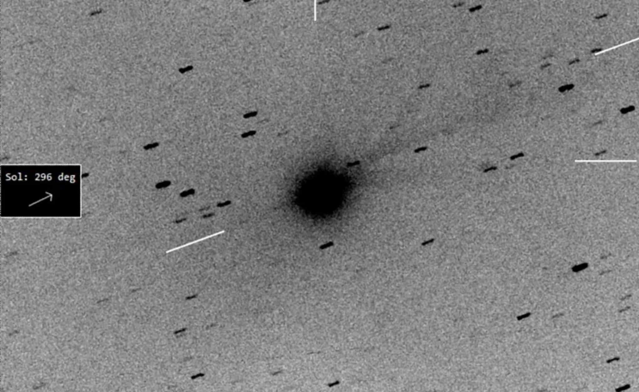 Složene RGB snimke objekta 3I/ATLAS snimljene 8. studenog 2025. u 4.10 po univerzalnom vremenu (UT). Smjer prema Suncu (suprotno od strelice u gornjem kutu) usmjeren je prema donjem lijevom dijelu kadra. (Zasluge: M. Jäger, G. Rhemann, E. Prosperi)