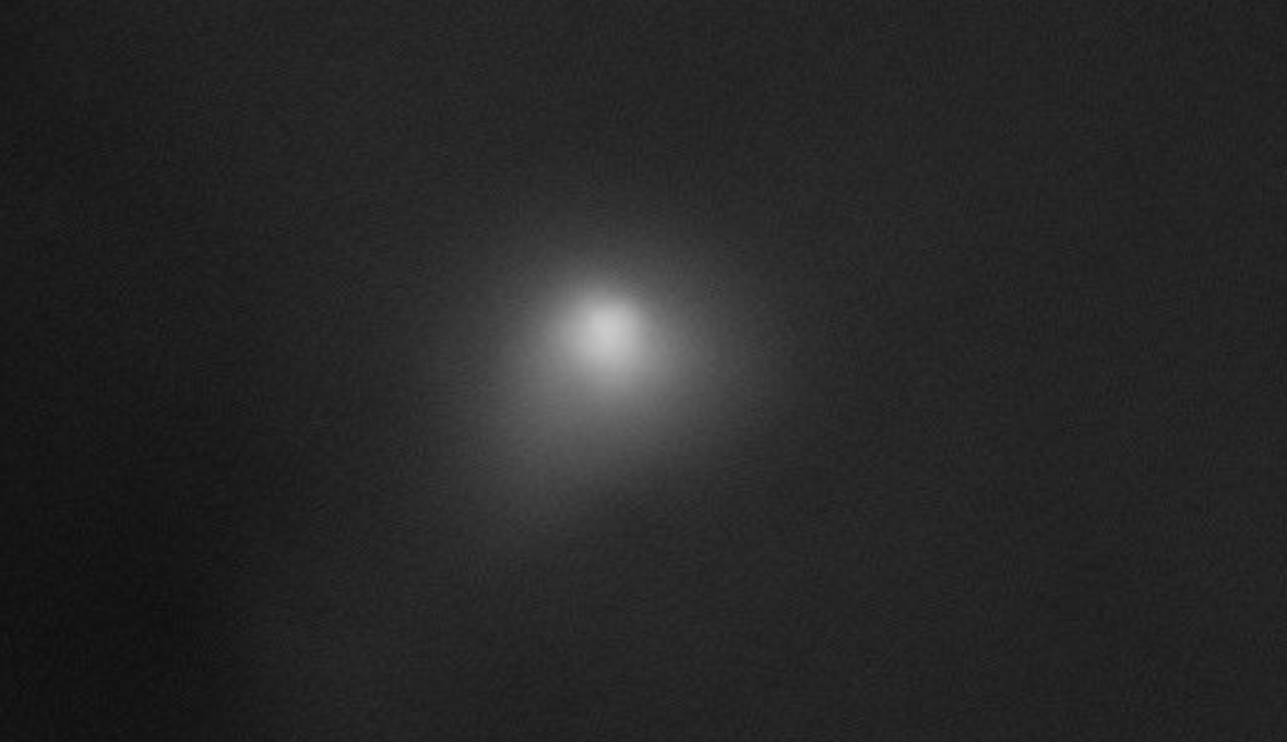 Kamera HiRISE (High Resolution Imaging Science Experiment) na NASA-inoj letjelici Mars Reconnaissance Orbiter snimila je ovu fotografiju međuzvjezdanog kometa 3I/ATLAS 2. listopada 2025. U trenutku snimanja komet se nalazio oko 0,2 astronomske jedinice od letjelice, što odgovara približno 30 milijuna kilometara. Zasluge: NASA / JPL-Caltech / University of Arizona