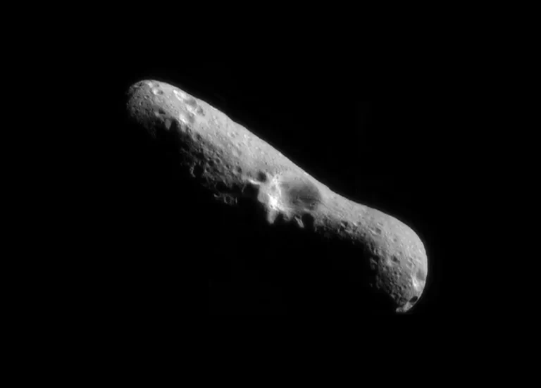 Eros ima nepravilni, izdužen oblik sličan kikirikiju, dimenzija oko 34 × 11 × 11 kilometara. Izvor: NASA