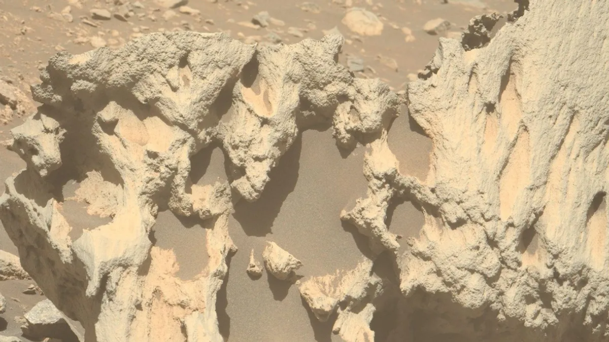 Prikaz neobične stijene koju je na Marsu otkrio NASA-in rover Perseverance. Dio njezinih obilježja posljedica je erozije. Zasluge: NASA/JPL-Caltech/ASU