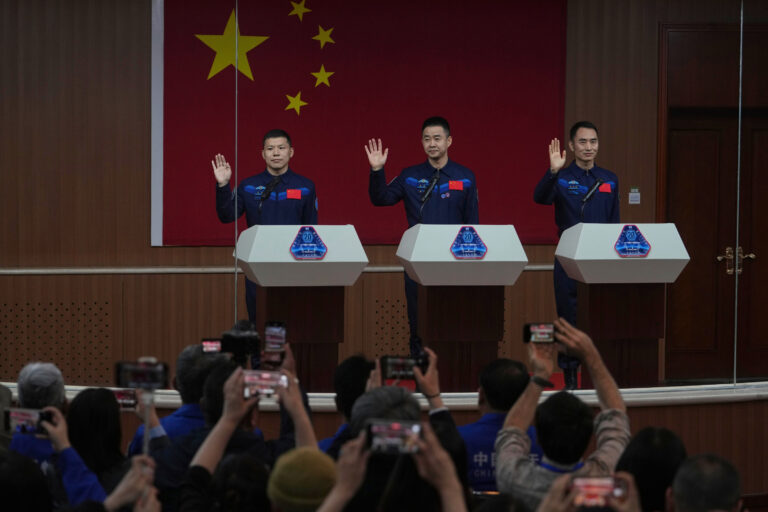 Kineski astronauti misije Shenzhou 20 – slijeva Wang Jie, zapovjednik Chen Dong i Chen Zhongrui – pozdravljaju okupljene u Svemirskom centru za lansiranje Jiuquan na sjeverozapadu Kine, u srijedu 23. travnja 2025. Foto: AP Photo/Andy Wong, arhiva.