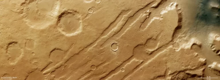 Obrasci područja Coloe Fossae. Ova slika sastavljena je od podataka koje je 19. listopada 2024. zabilježila kamera visoke razlučivosti (HRSC) na sondi Mars Express (orbit 26257). Zasluge: ESA/DLR/FU Berlin.